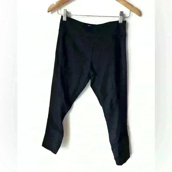 Forever 21 Women’s Black Leggings Zigzag Capris Style Gym Travel Hiking Small - Picture 1 of 6